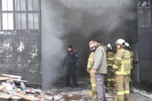 Balıkesir'de laminant parke deposunda yangın