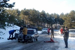 Kastamonu'da seyir halindeki otomobile pusu: 1 &ouml;l&uuml;, 1 yaralı