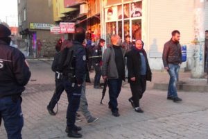 Şanlıurfa'da taşlı sopalı kavga: 3 yaralı, 6 g&ouml;zaltı