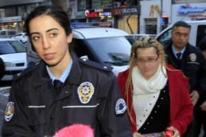 Tabancayla 10 yaşındaki kızını rehin aldı