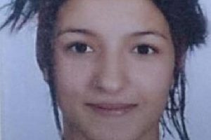 Nişanlısını d&ouml;v&uuml;p, gen&ccedil; kızı sokak ortasında bı&ccedil;akladılar