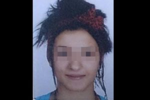Nişanlısını d&ouml;v&uuml;p, gen&ccedil; kızı sokak ortasında bı&ccedil;akladılar