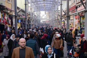 Bursa'da g&uuml;neş a&ccedil;tı, vatandaş kendini dışarı attı