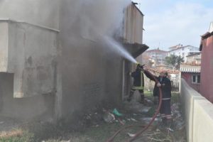 İnşaat iş&ccedil;ilerinin kaldığı ev yandı