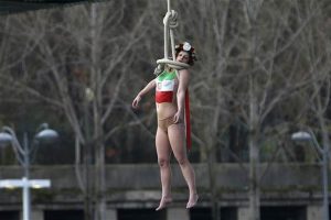 Ruhani'nin ziyaretinde FEMEN protestosu