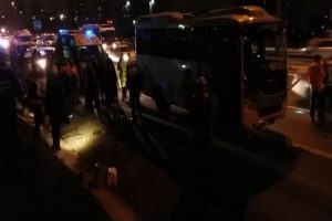 Midib&uuml;s kaza yaptı, TEM kilitlendi: 1 &ouml;l&uuml;, 17 yaralı