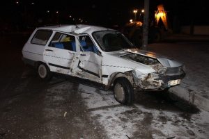 Otomobil polis minib&uuml;s&uuml;ne &ccedil;arptı: 1 yaralı