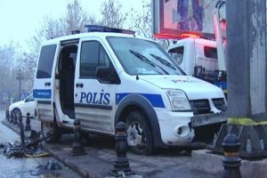 Ankara'da polis aracı kaza yaptı
