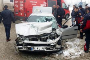 D&uuml;zce'de otomobil ve kamyonet &ccedil;arpıştı: 6 yaralı