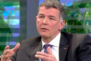 İngiliz B&uuml;y&uuml;kel&ccedil;i Richard Moore'u da isyan ettirdik