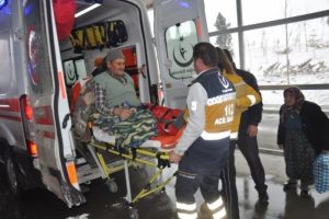 Eşekten d&uuml;şt&uuml;, bacakları ve kolu kırıldı
