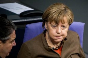 Merkel: T&uuml;rkiye'den gelenlere &ouml;ncelik tanıyacağız