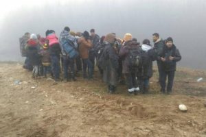 Sis nedeniyle yolunu kaybeden Suriyelileri jandarma yakaladı