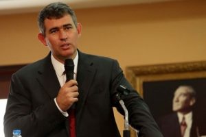 Avukatlar protesto etti, Metin Feyzioğlu k&uuml;rs&uuml;den indi