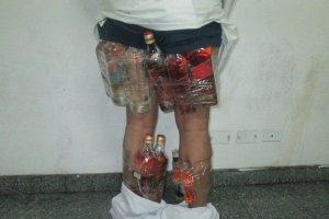 Sınırdan ge&ccedil;meye &ccedil;alışan adamın i&ccedil; &ccedil;amaşırından bar dolusu i&ccedil;ki &ccedil;ıktı