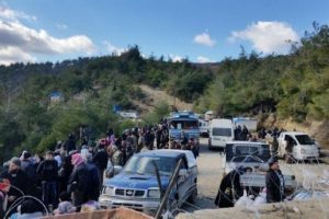 T&uuml;rkmenler, sınırdan Yayladağ'a ge&ccedil;meye başladı