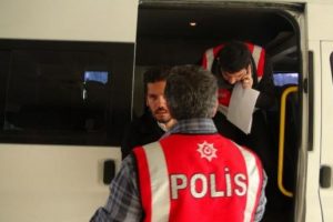 Tutuklanan R&uuml;zgar &Ccedil;etin sağlık kontrol&uuml;nden ge&ccedil;irildi