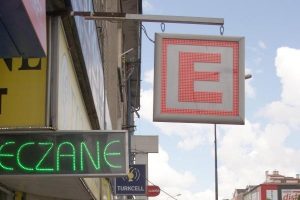 Eczanelerin 'E' logolu tabelalarına vergi yok