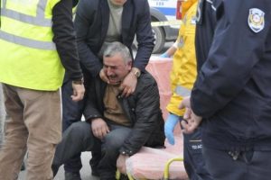 Otob&uuml;se &ccedil;arpan motosiklet s&uuml;r&uuml;c&uuml;s&uuml;n&uuml;n başı koptu