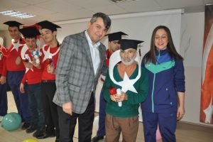 Bursa'da 65 yaşında karne sevinci yaşadı