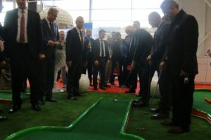 &Ccedil;avuşoğlu'nun golf oynaması renkli g&ouml;r&uuml;nt&uuml;ler oluşturdu