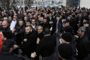 Kocaeli B&uuml;y&uuml;kşehir Belediyesi'nin yeni otob&uuml;s almasını protesto ettiler