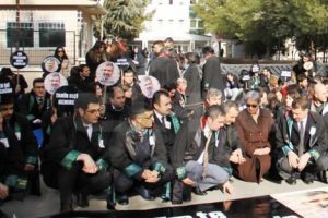 Baro başkanları Tahir El&ccedil;i i&ccedil;in oturma eylemi yaptı