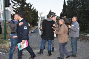 TIR minib&uuml;se &ccedil;arptı, s&uuml;r&uuml;c&uuml; yakınları birbirine girdi