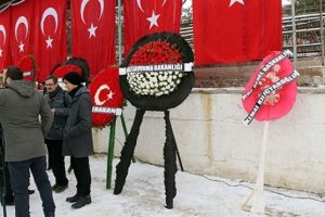 CHP o &ccedil;elengi g&ouml;nderen &ccedil;i&ccedil;ek&ccedil;inin s&ouml;zleşmesini feshetti