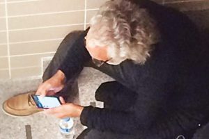 &Uuml;nl&uuml; y&ouml;netmen oğlunu b&ouml;yle bekledi