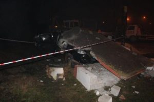 Otomobil beton durağa &ccedil;arptı: 1 &ouml;l&uuml;, 1 yaralı