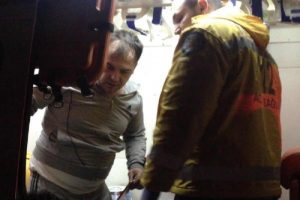Misafirliğe gittiği evin &ouml;n&uuml;nde silahlı ve bı&ccedil;aklı saldırıya uğradı