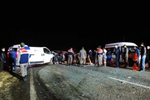 Otomobille hafif ticari ara&ccedil; &ccedil;arpıştı: 1 &ouml;l&uuml;