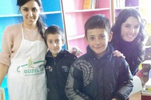 &Uuml;niversitelilerden Van'daki minikleri sevindiren kampanya