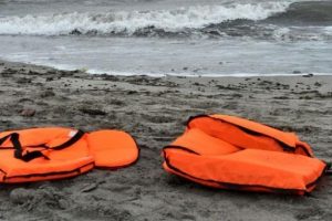 &Ccedil;anakkale'de yabancı uyrukluları taşıyan tekne battı: 39 &ouml;l&uuml;