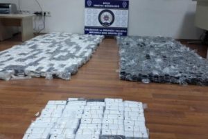 Bitlis'te kokain ve ka&ccedil;ak cep telefonu ele ge&ccedil;irildi