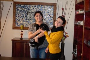 Bursa'da sahiplendiği sokak k&ouml;peğine ofisinde bakıyor