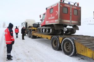 Mezradaki hastalar paletli ambulanslarla hastaneye kaldırıldı