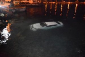 Denize u&ccedil;an otomobildeki 5 kişiyi sahildekiler kurtardı