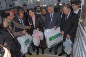 İzmir'den Bayırbucak T&uuml;rkmenlerine iki TIR dolusu yardım