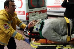Fabrikanın &ccedil;atısını onarırken d&uuml;şen iş&ccedil;i yaralandı