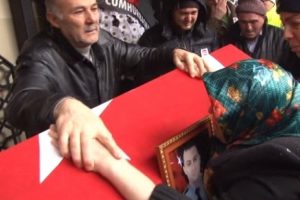 Şehit polis g&ouml;zyaşlarıyla son yolculuğuna uğurlandı