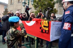 Asker kıyafetli k&uuml;&ccedil;&uuml;k &ccedil;ocuk şehidin tabutuna g&uuml;l bıraktı