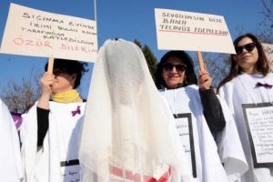 Kadına şiddete ve tecav&uuml;zlere kefenli protesto