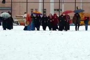 Karları temizlemek i&ccedil;in iş&ccedil;ileri 1.5 saat kar &uuml;st&uuml;nde y&uuml;r&uuml;tt&uuml;ler