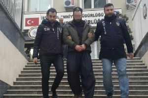 Kızlarının yanında yakaladıkları genci 3. kattan attılar!