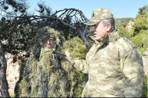 Orgeneral Akar keskin nişancıyı tebrik etti