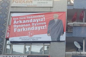 Diyarbakır'da Bah&ccedil;eli'ye pankartlı destek