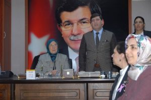 Bakan Ramazanoğlu Sur'dan g&ouml;&ccedil; edenlerle buluştu