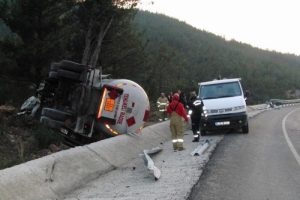 Aşırı hızdan devrilen LPG y&uuml;kl&uuml; tankerin şof&ouml;r&uuml; &ouml;ld&uuml;